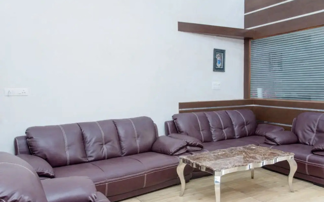 OYO 10893 Hotel Divine Inn