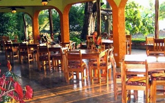 Iguana Lodge Beach Resort