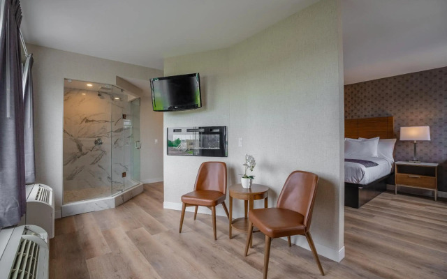 Monte Carlo Inn Oakville Suites