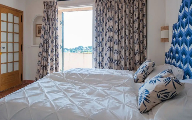 Villa Near Cannes With Pool and Views