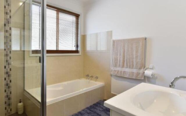 Kangaroo Cottage - cute Accom in bushland setting