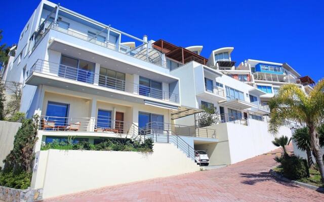 Seafront home 4' walk to private beach