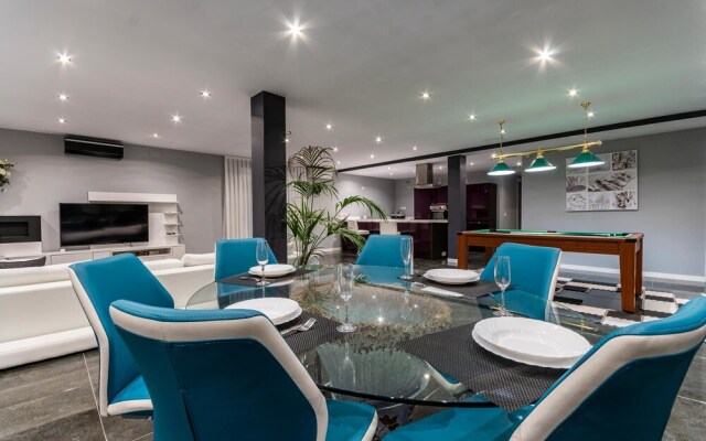 Luxurious Villa Iiheated Pool 200 Meters From The Beach Castelldefels-sitges