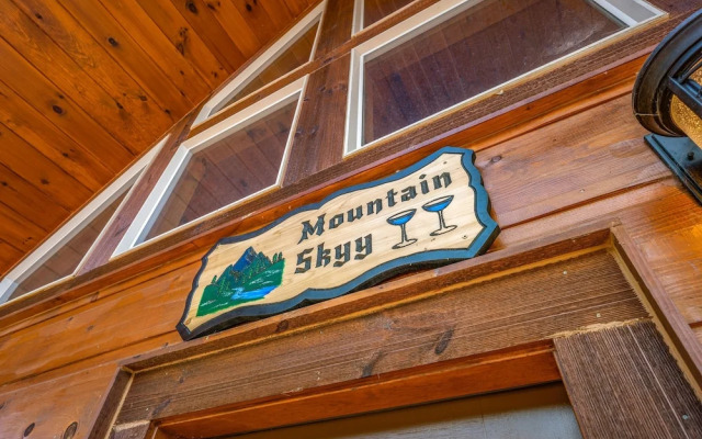 Mountain Skyy 3 Bedroom Cabin by RedAwning