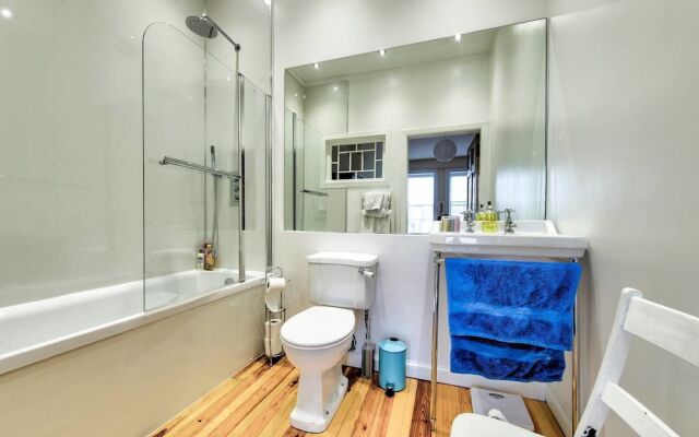 Heart of the City: St Andrew Square 2bed/2bath Apt