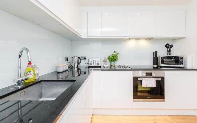 Large Windsor Apartment Free Parking Single or King Beds