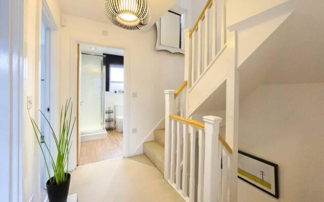 Stunning 4 Bed House With Cinema Room & Parking