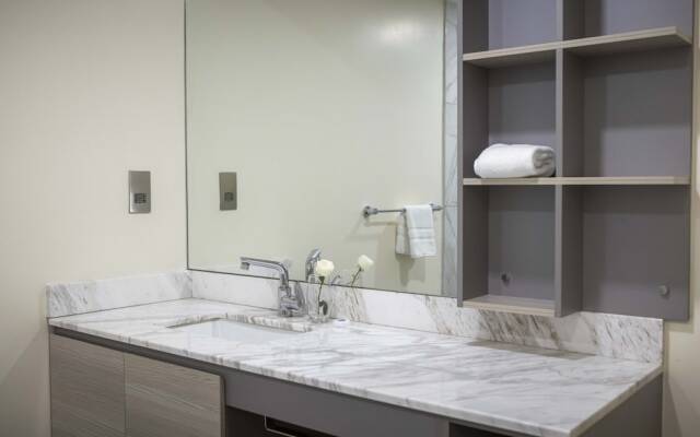 Capital Emerald Line 1 bed  by YourHost