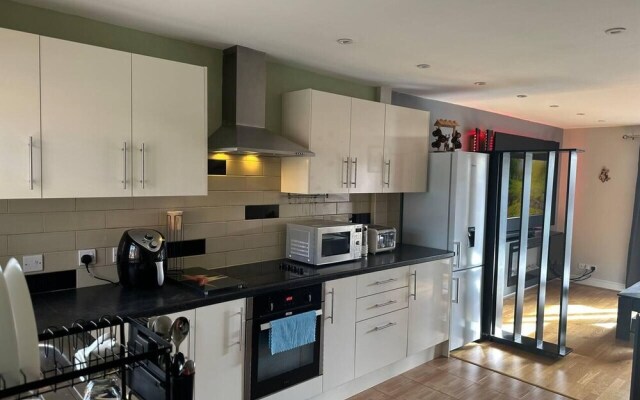 Remarkable 2-bed House in Northolt