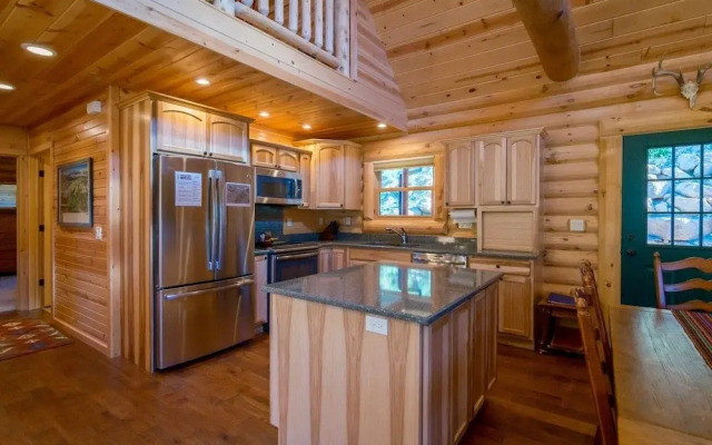 Armstrong Luxury Log Vacation  At Windcliff 4 Bedroom Home by RedAwning