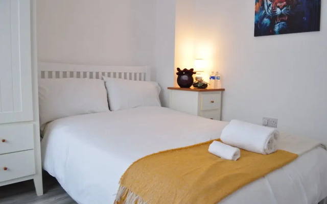 5 Bed Family Home Greater London, Free Parking