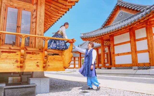 Hanok stay NAMWONYECHON by Kensington