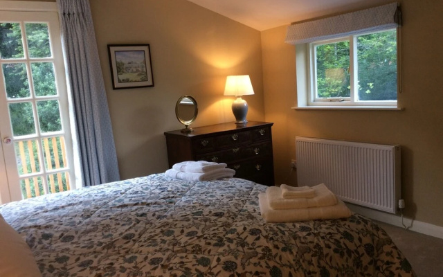 4-bedroom Riverside House With Garden Near Denbigh