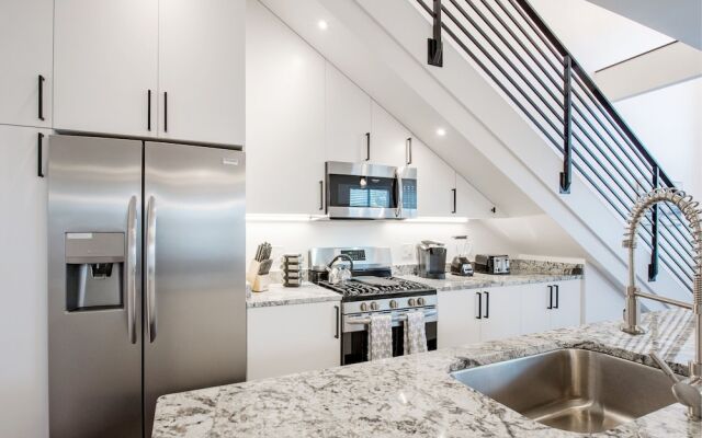 Sanitized Newly Designed Super Chic Indy Home Near Fountain Square!