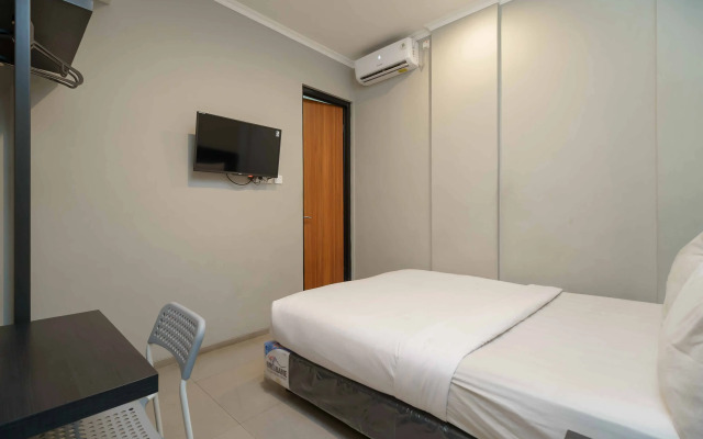 RedDoorz Plus near Radio Dalam 3
