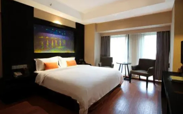 Qianhui Hotel (Chongqing Daping Longhu Times Tianjie Store)