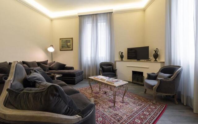 Grand Apartment In Florence