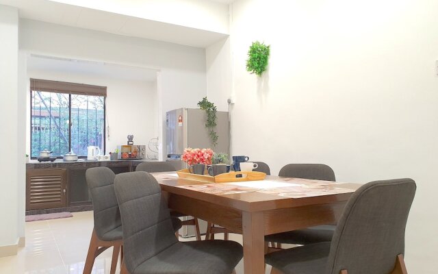 WhiteTerrace House Jalan Ipoh by BeeStay