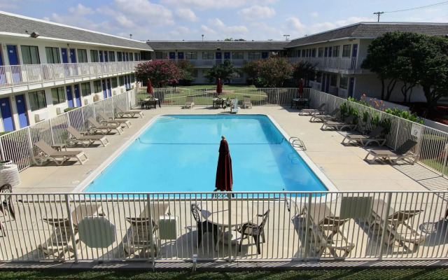 Motel 6 Austin, TX - North