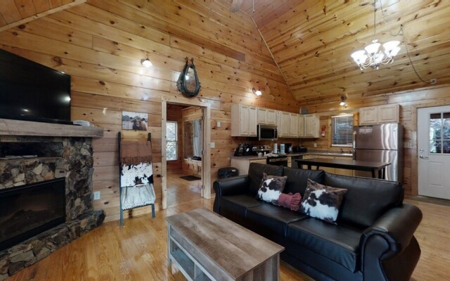 Pleasant Hollow 2 Bedroom Cabin by Redawning