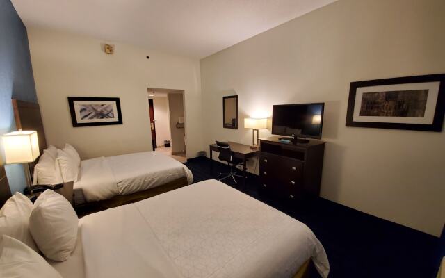 La Quinta Inn & Suites St. Louis Airport - Riverport