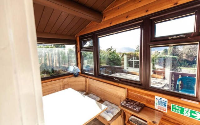 Spacious 3 Bed Log Cabin in Snowdonia