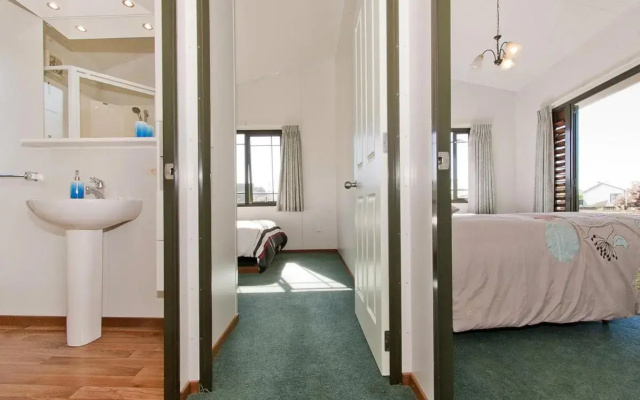 Korolevu Beach House - Whangamata Holiday Home