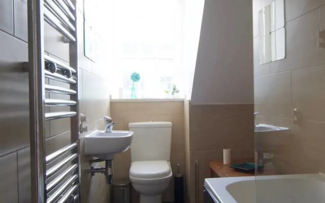 JOIVY Perfect Location - Stylish 2bd Rose St Apartment