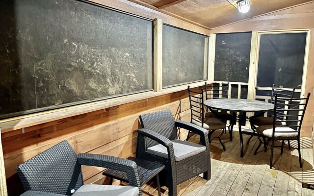 Pleasant Hollow 2 Bedroom Cabin by Redawning