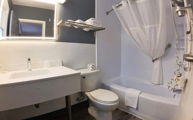 Moonlight Inn and Suites