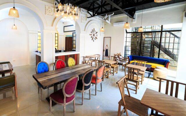 Tambayan Capsule Hostel & Bar