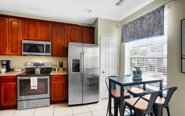 Spacious Townhome W/patio & Garage! Sleeps10