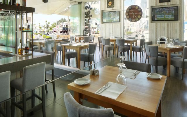 Отель Melpo Antia Hotel & Suites