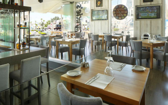 Melpo Antia Hotel & Suites