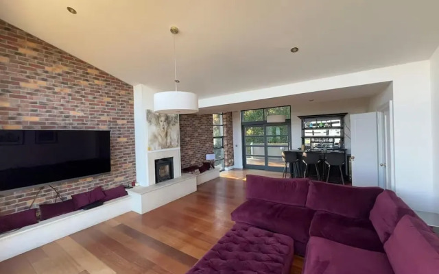 Charming 6-bed Escape- Balconies & Panoramic Views