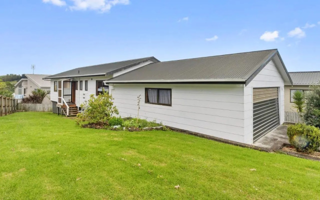 Jade Parrot - Snells Beach Holiday Home