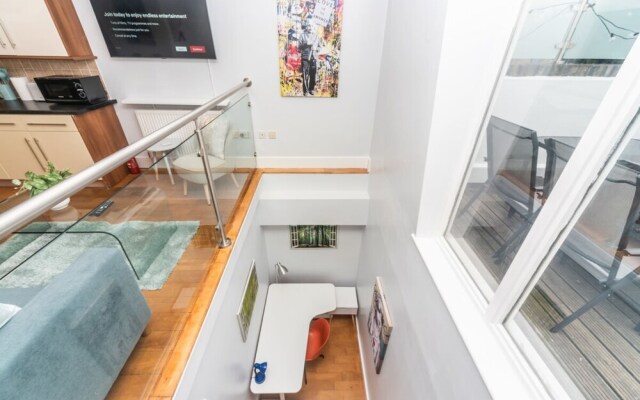 Bright & Chic St John's Hill Duplex