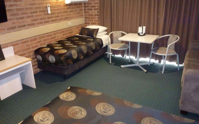 Colonial Motor Inn Bairnsdale – Guest Rooms – Bairnsdale