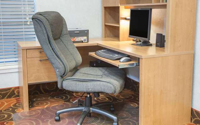 Super 8 by Wyndham White Hall