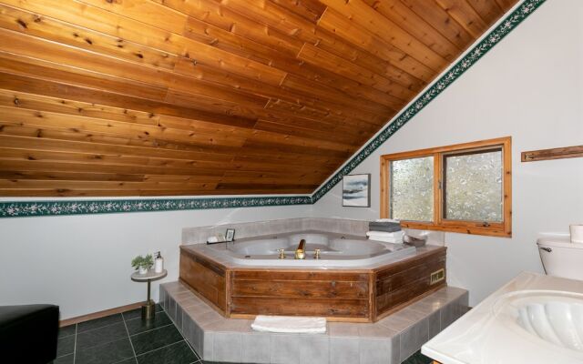 Dream 4-Br 4-Ba Chalet | Private Hot Tub | 2 min to Jasper National Park Gates