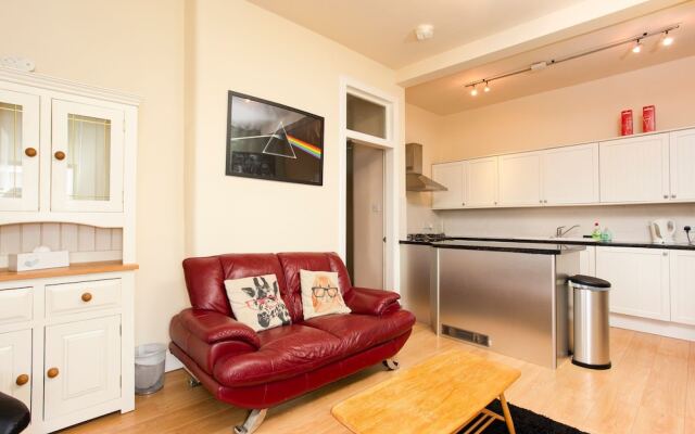 1 Bedroom Apartment Overlooking Park