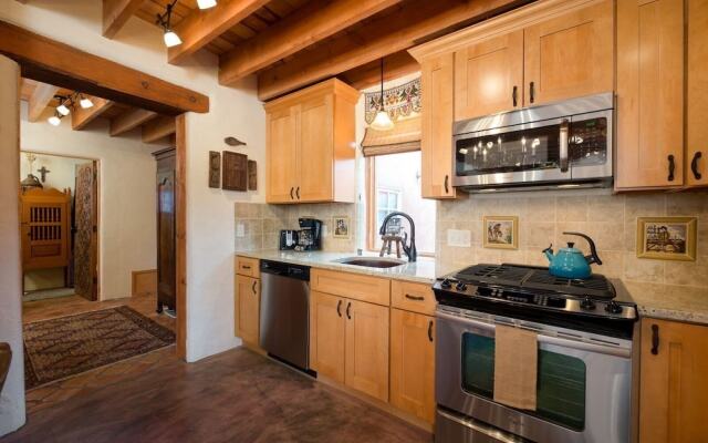 Desert Breeze - Delightful Railyard Adobe, Walk to The Plaza