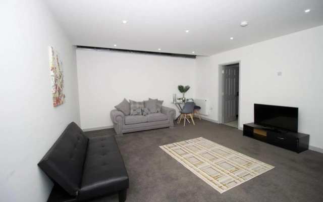 Modern 2-bed Apartment in Burnham, Slough