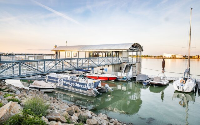 Yachter Club Modra Cajka