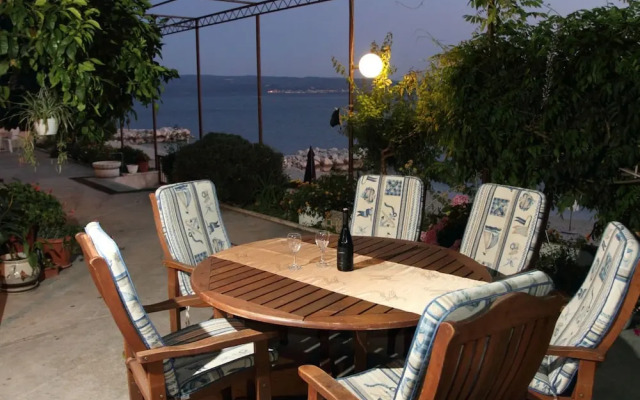 Modern Apartment in Podstrana with Hot Tub