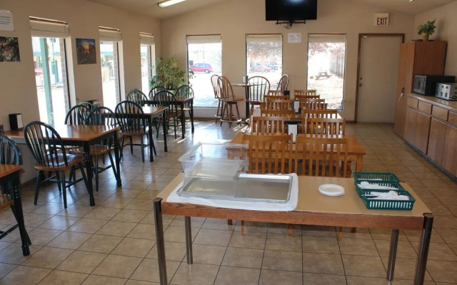 Oak Hill Inn & Suites