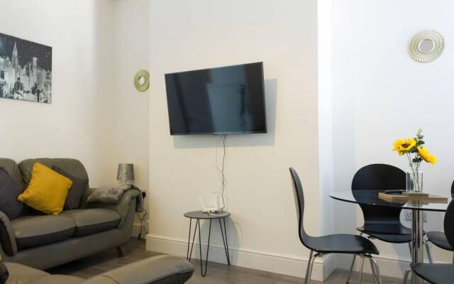Lovely 4-bed House in Liverpool
