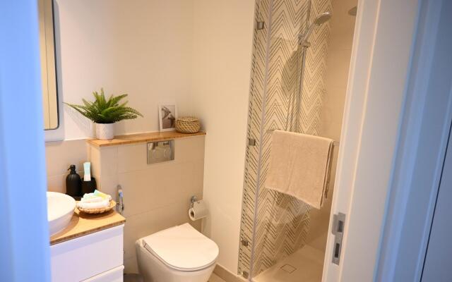 Contemporary 1BR Sleeps4 Balcony/Pool/Gym/DXBHills