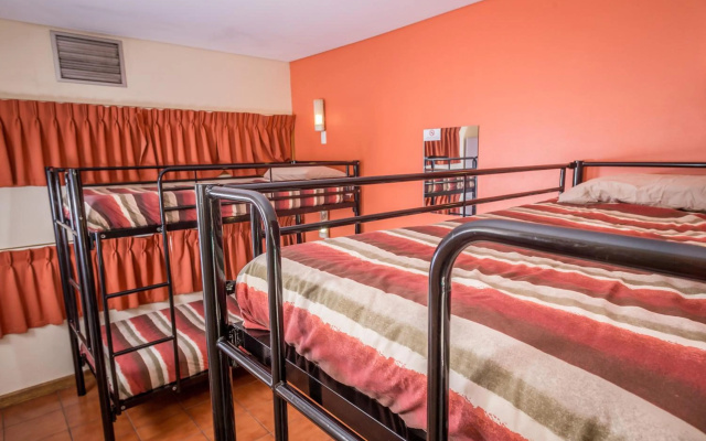 Red Rock Hostel – Guest Rooms – Alice Springs