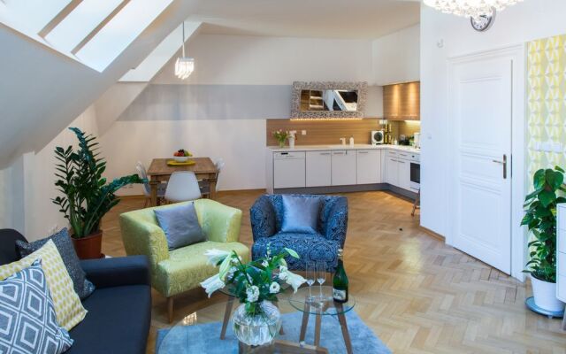 Decadent Art Deco Apartment in Old Town